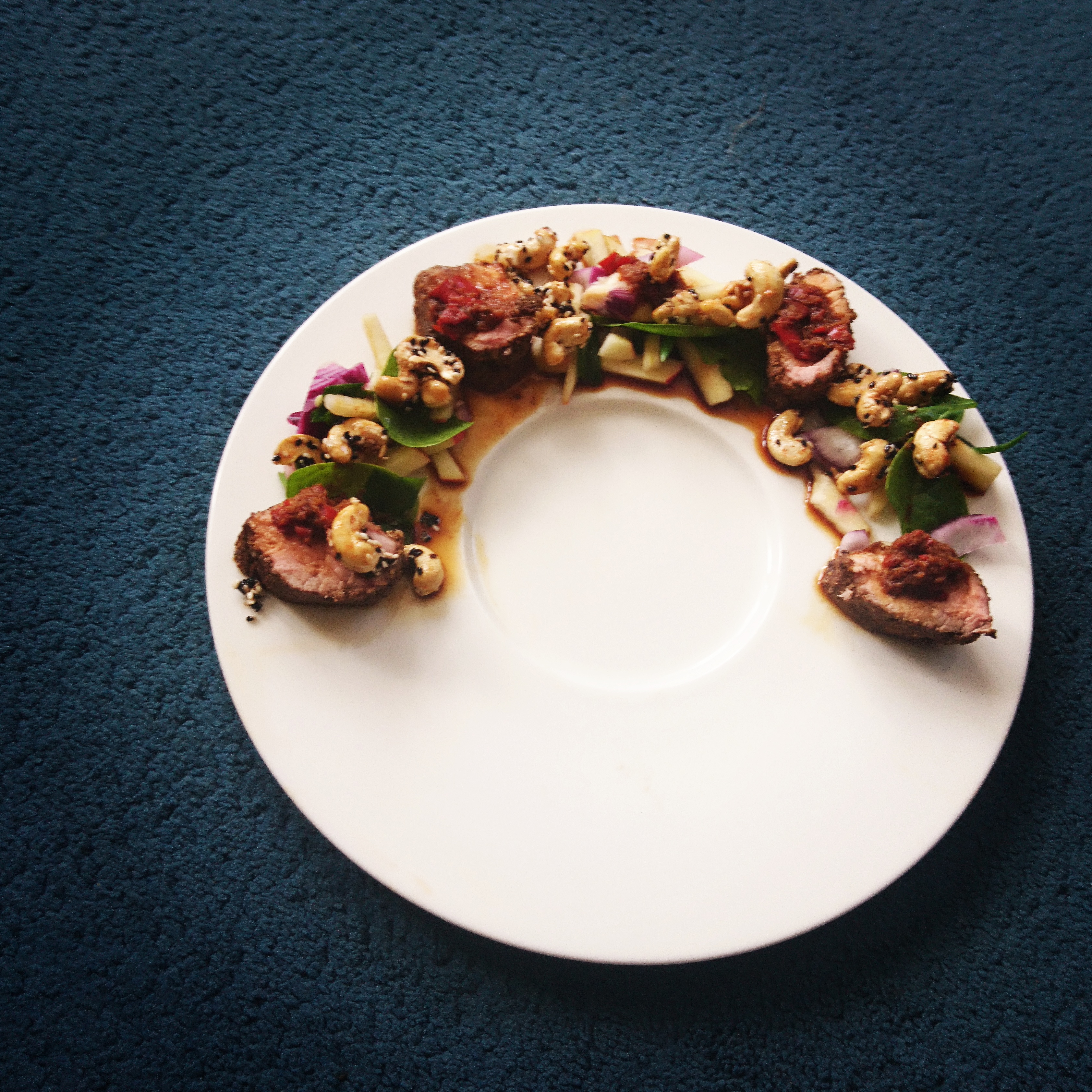 Polędwiczka w przyprawie pięciu smaków/szpinak/nerkowce w sezamie – wibrujące smaki i kolory