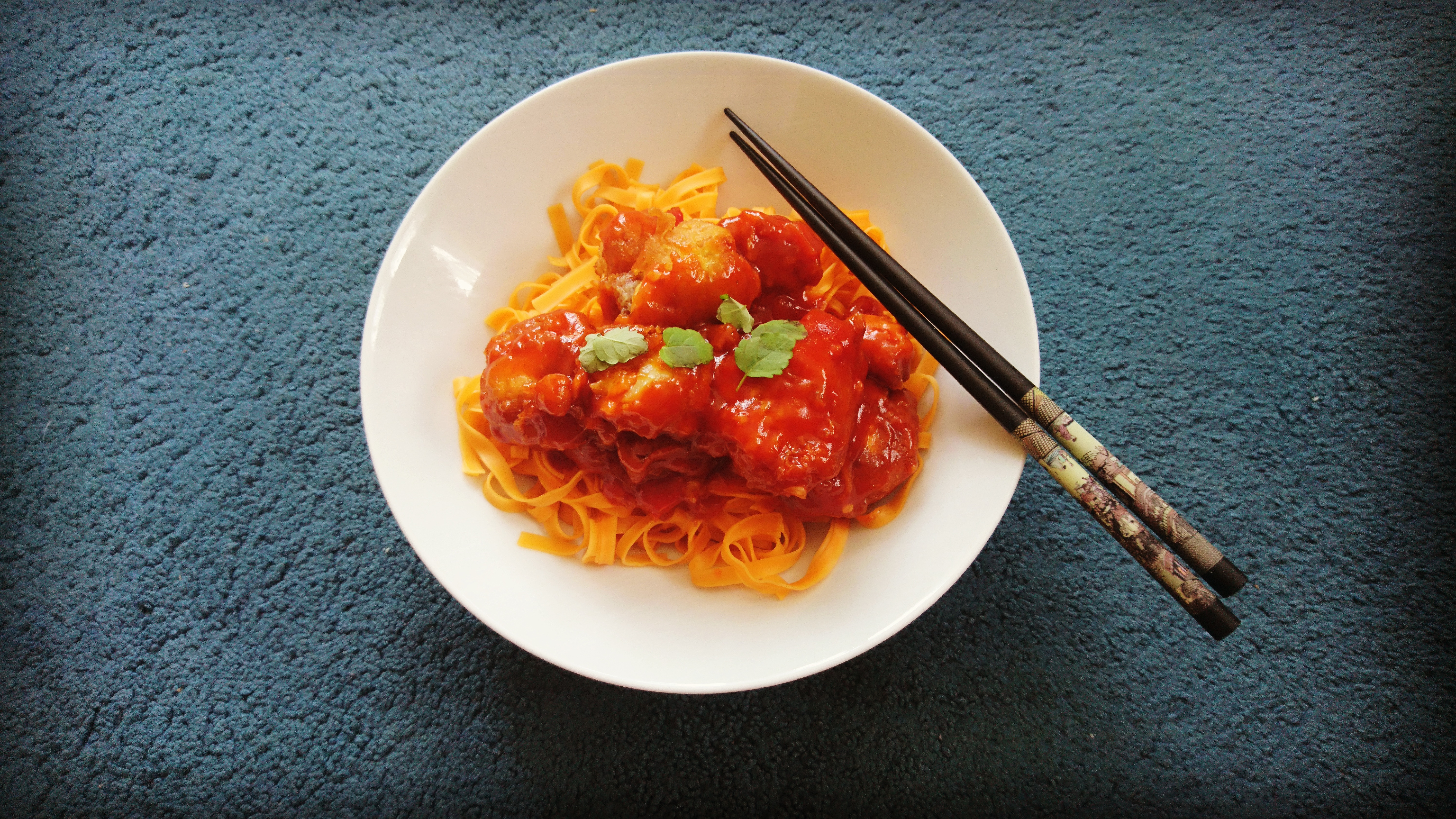 Kalafior w cieście w słodko-pikantnym sosie z makaronem chili