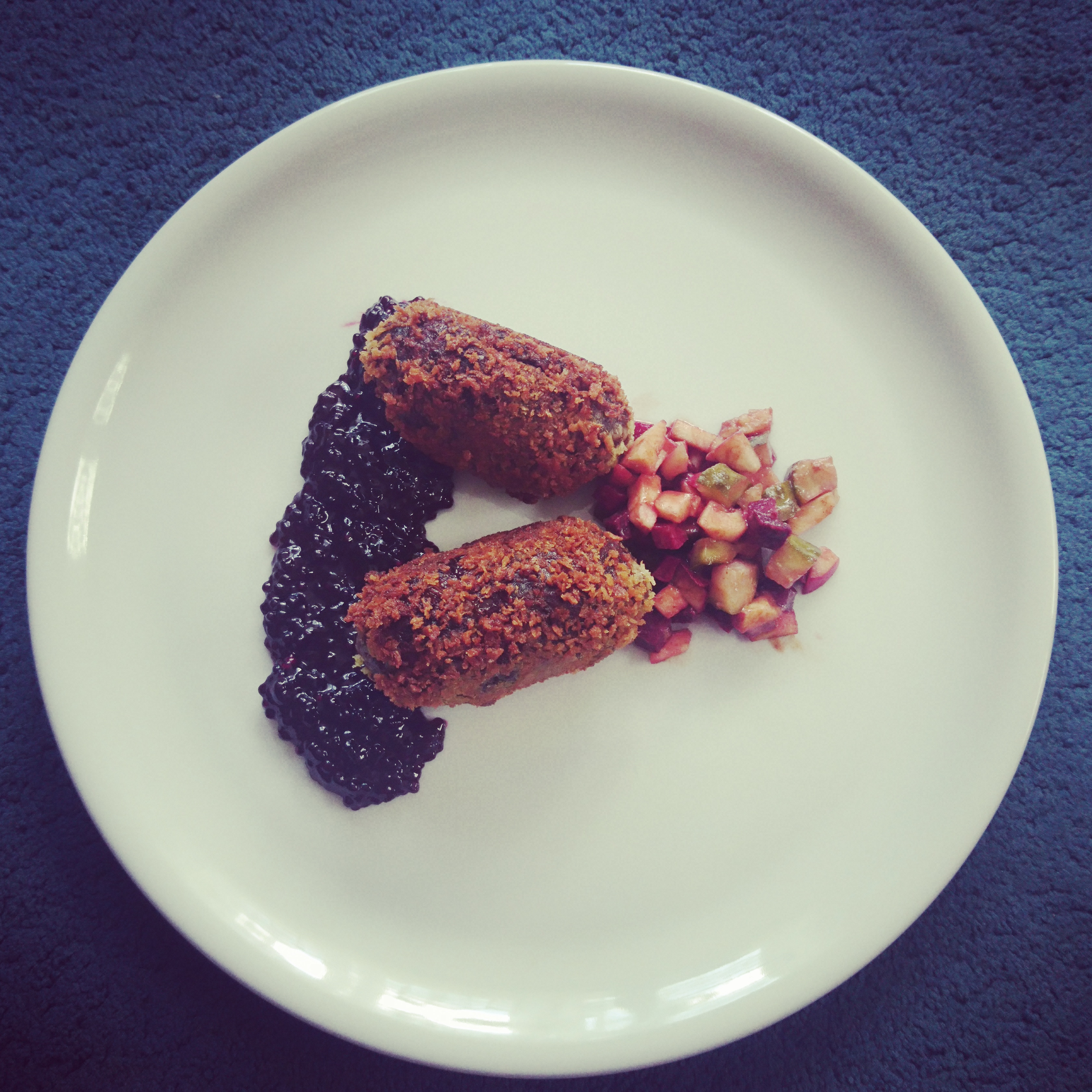 Krokiety z kaszanki/tapioka/salsa z buraka, ogórka i jabłka