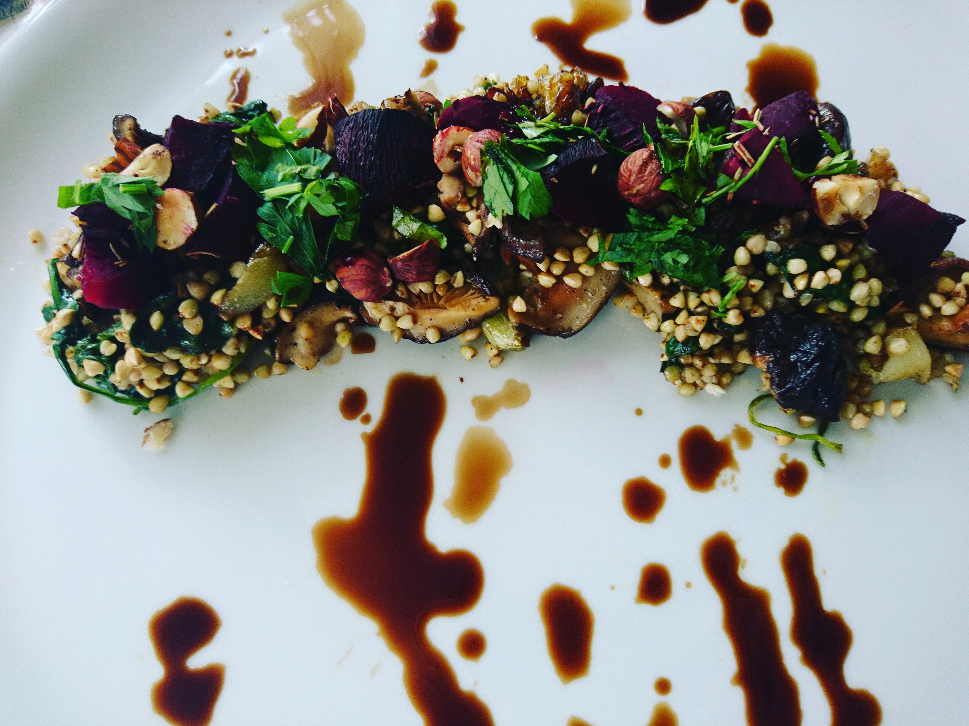 Sałatka z kaszą gryczaną i pieczonym burakiem