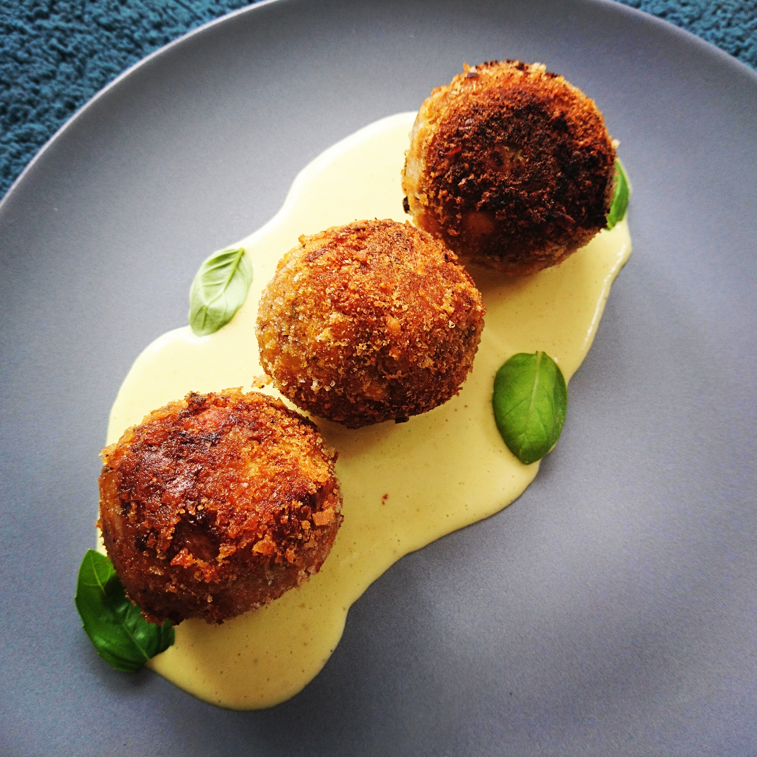 Kotleciki z ciecierzycy i batatów z sosem curry i nerkowców