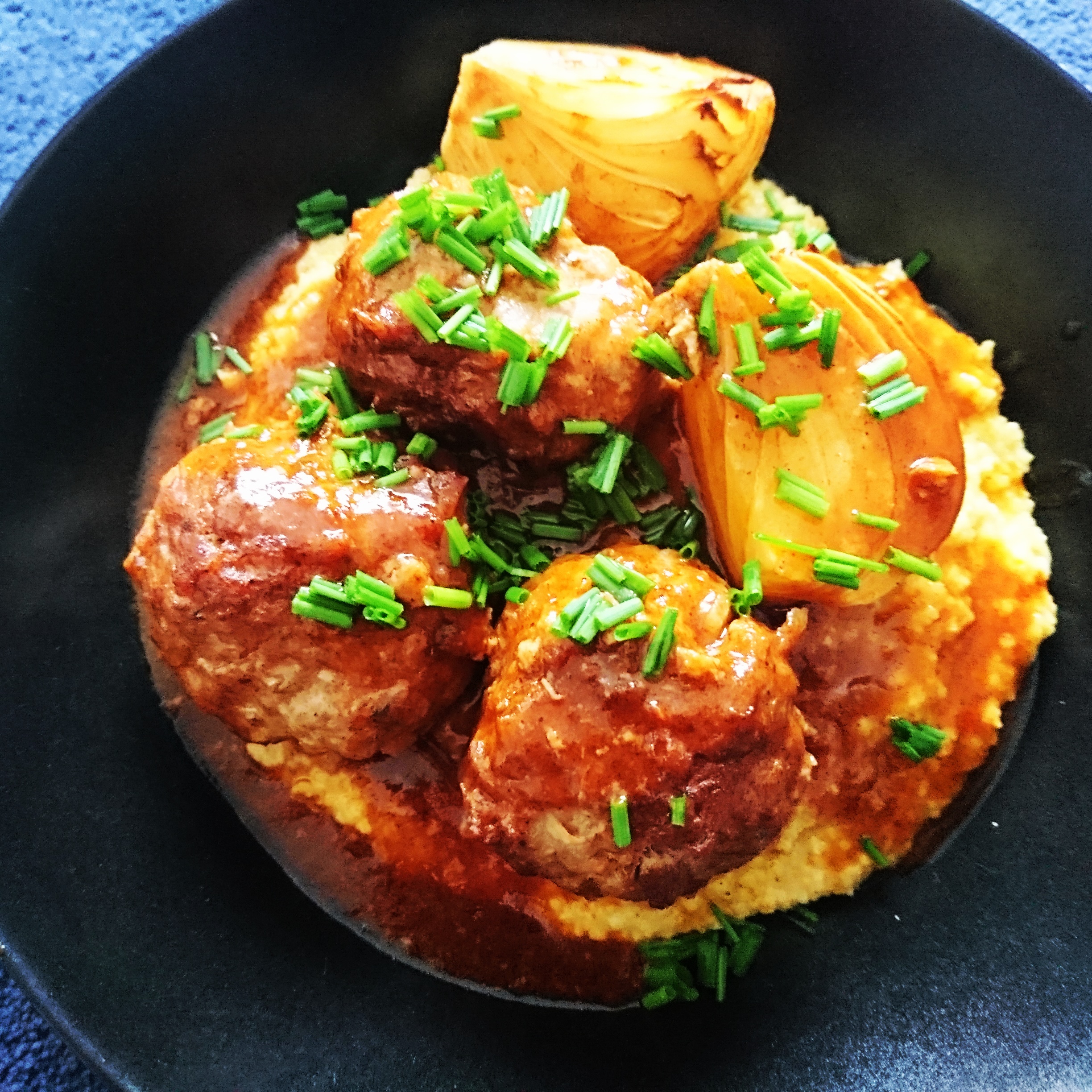 Pieczone klopsiki wieprzowe z cebulą w sosie piwnym na serowej polencie