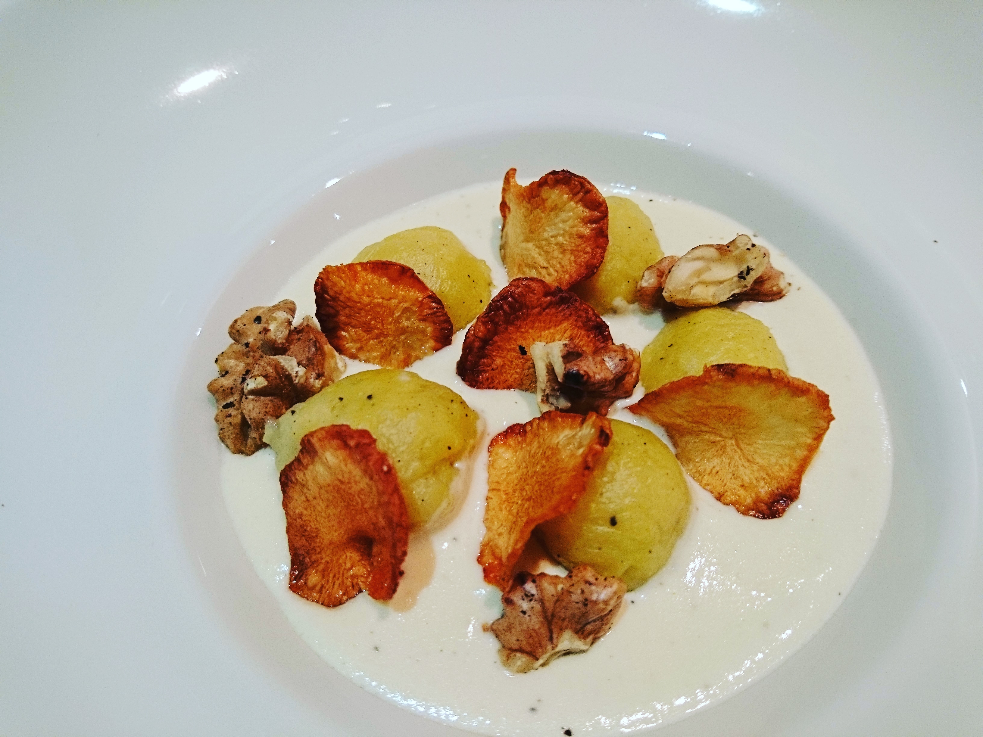 Gnocchi z chipsami z topinamburu i orzechami włoskimi