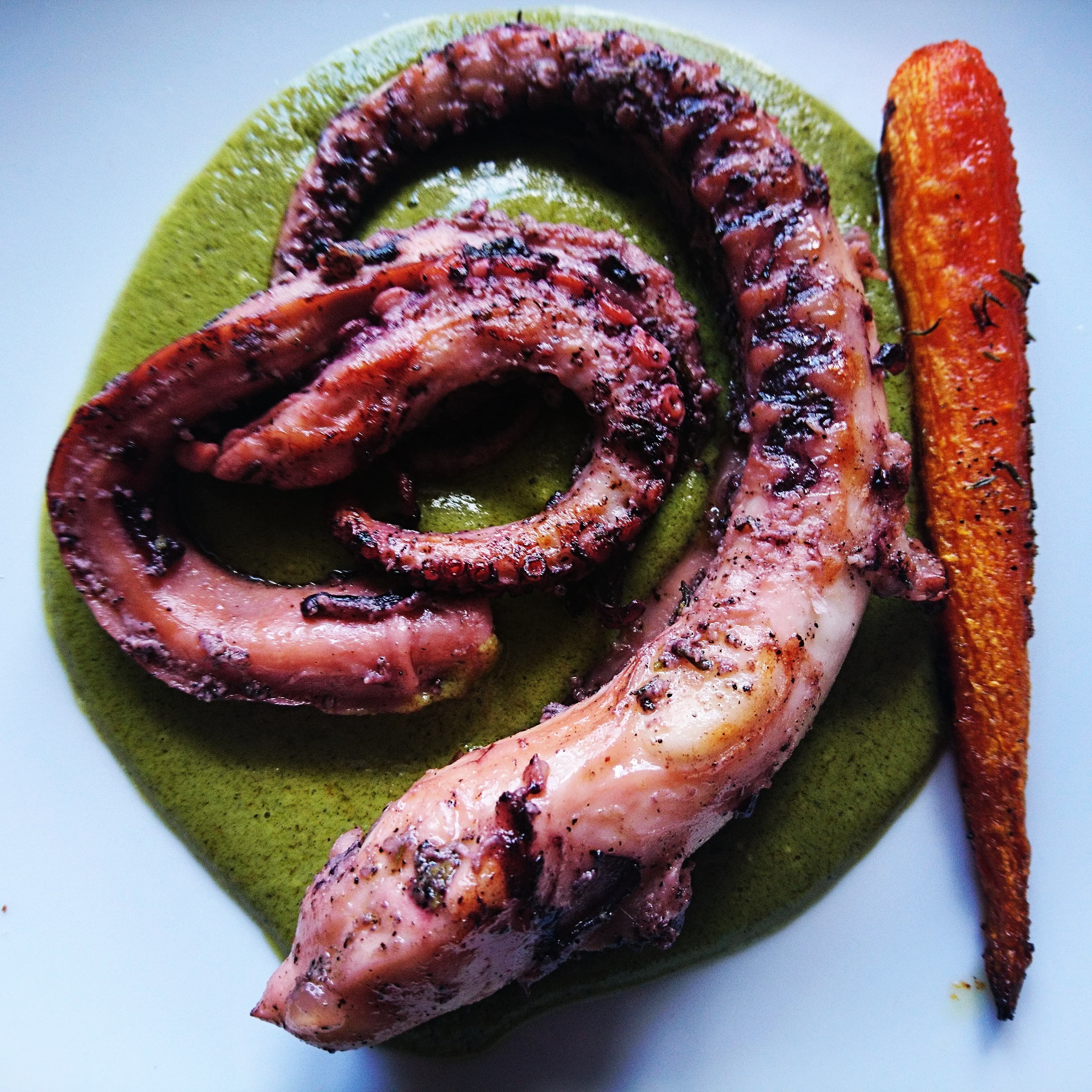 Grillowana ośmiornica z kałamarnicą/zielony sos/pieczona młoda marchew