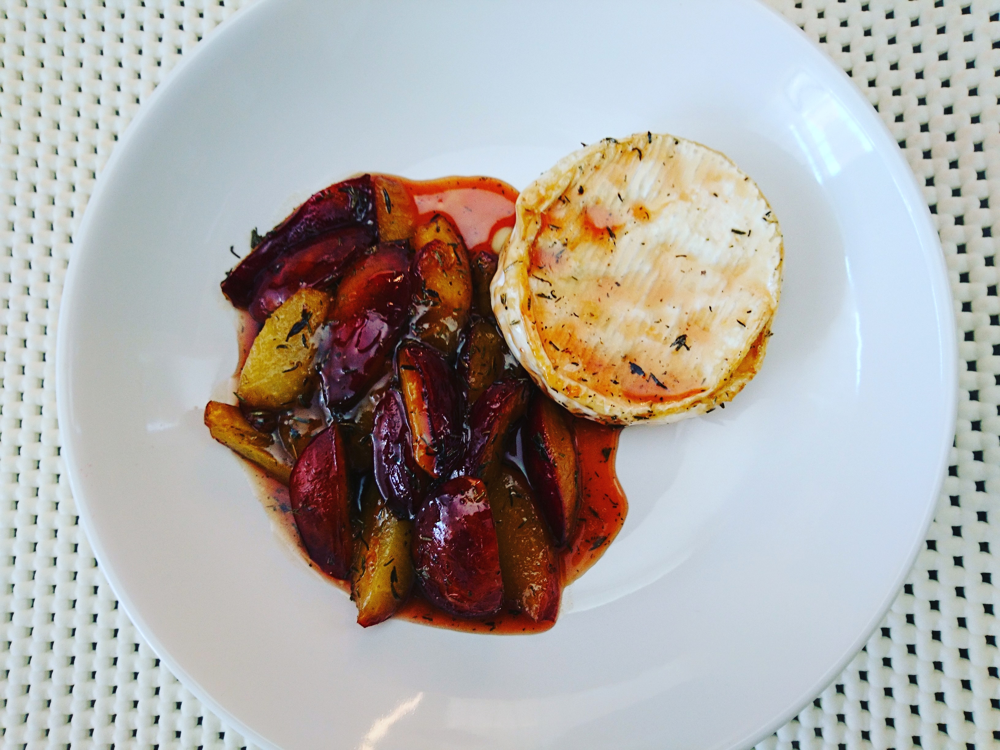 Śliwki smażone z tymiankiem podane z camembertem