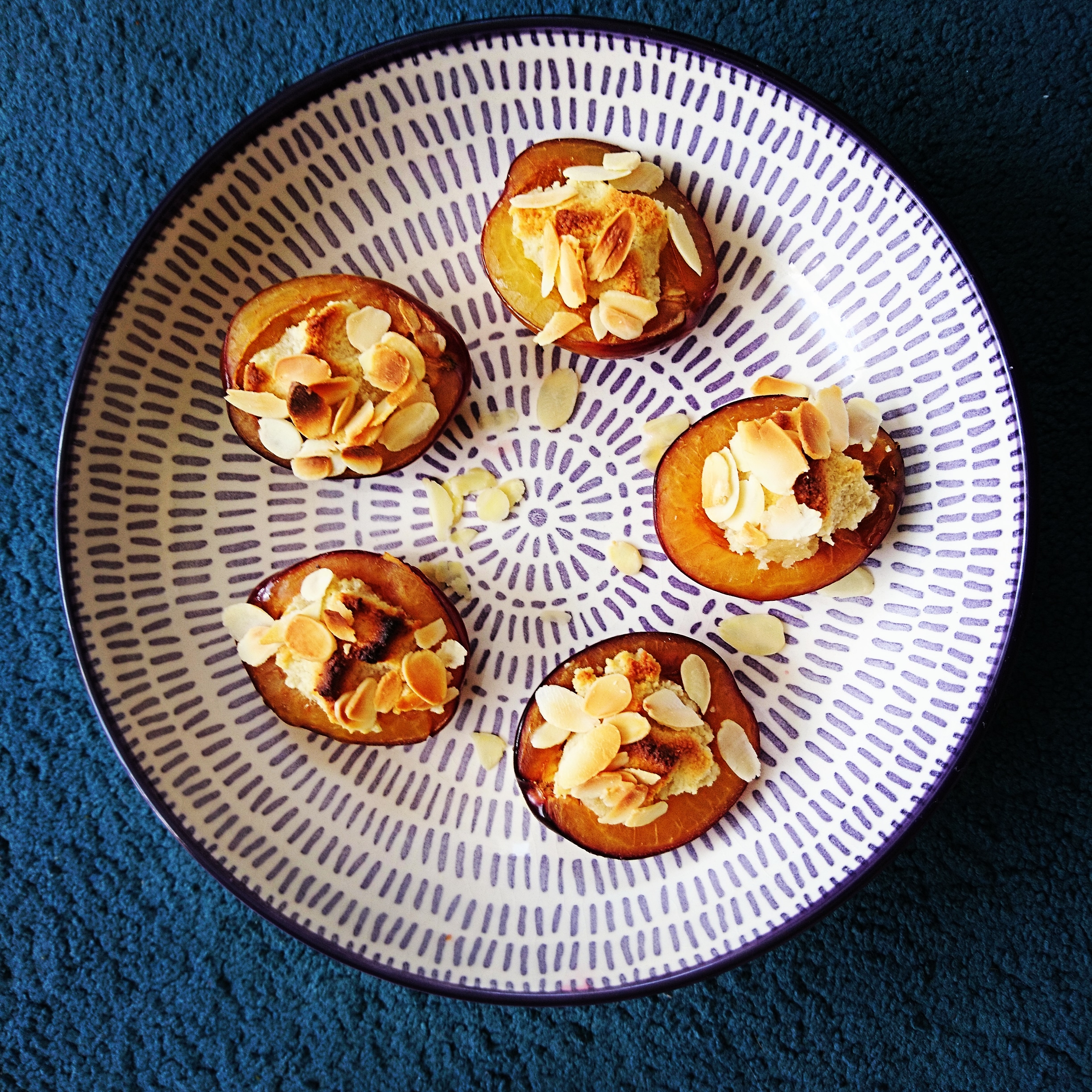 Zapiekane śliwki z nadzieniem migdałowym