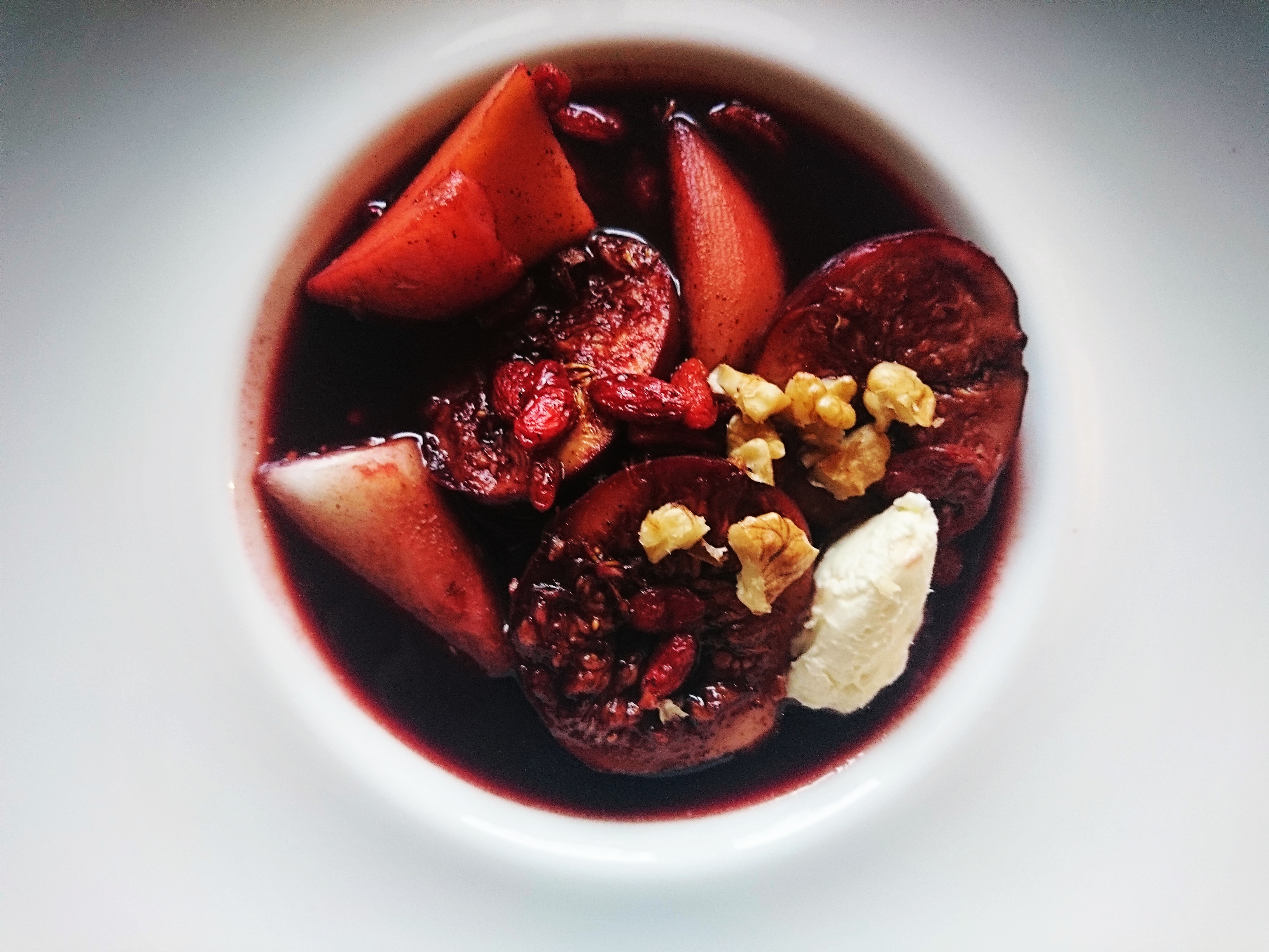 Jesienne owoce w kawowo-winnym wywarze z kremem mascarpone