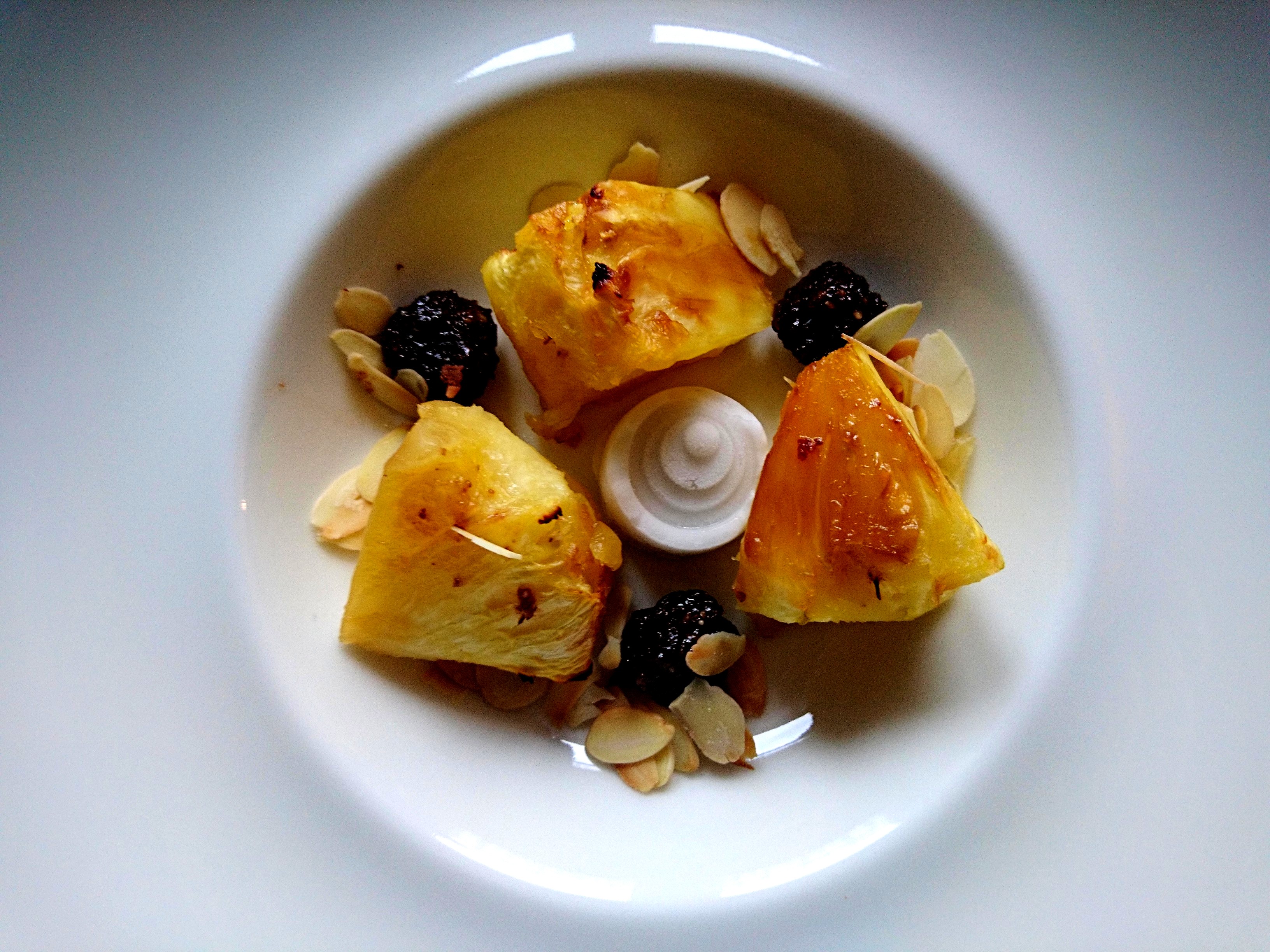 Pieczony ananas / sorbet kokosowy /  rodzynki  i rum