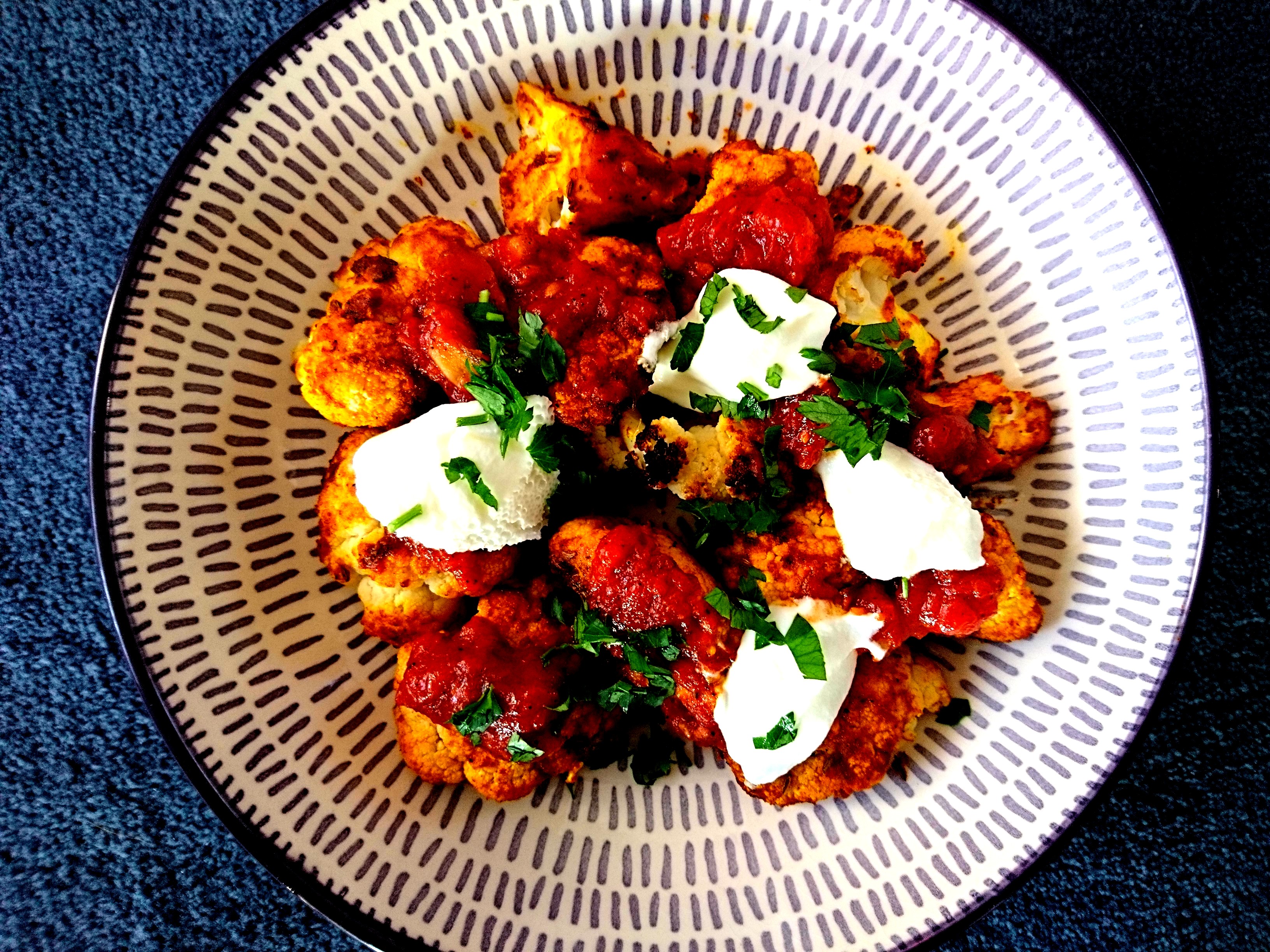 Pieczony kalafior marynowany w przyprawach  z sosem pomidorowym