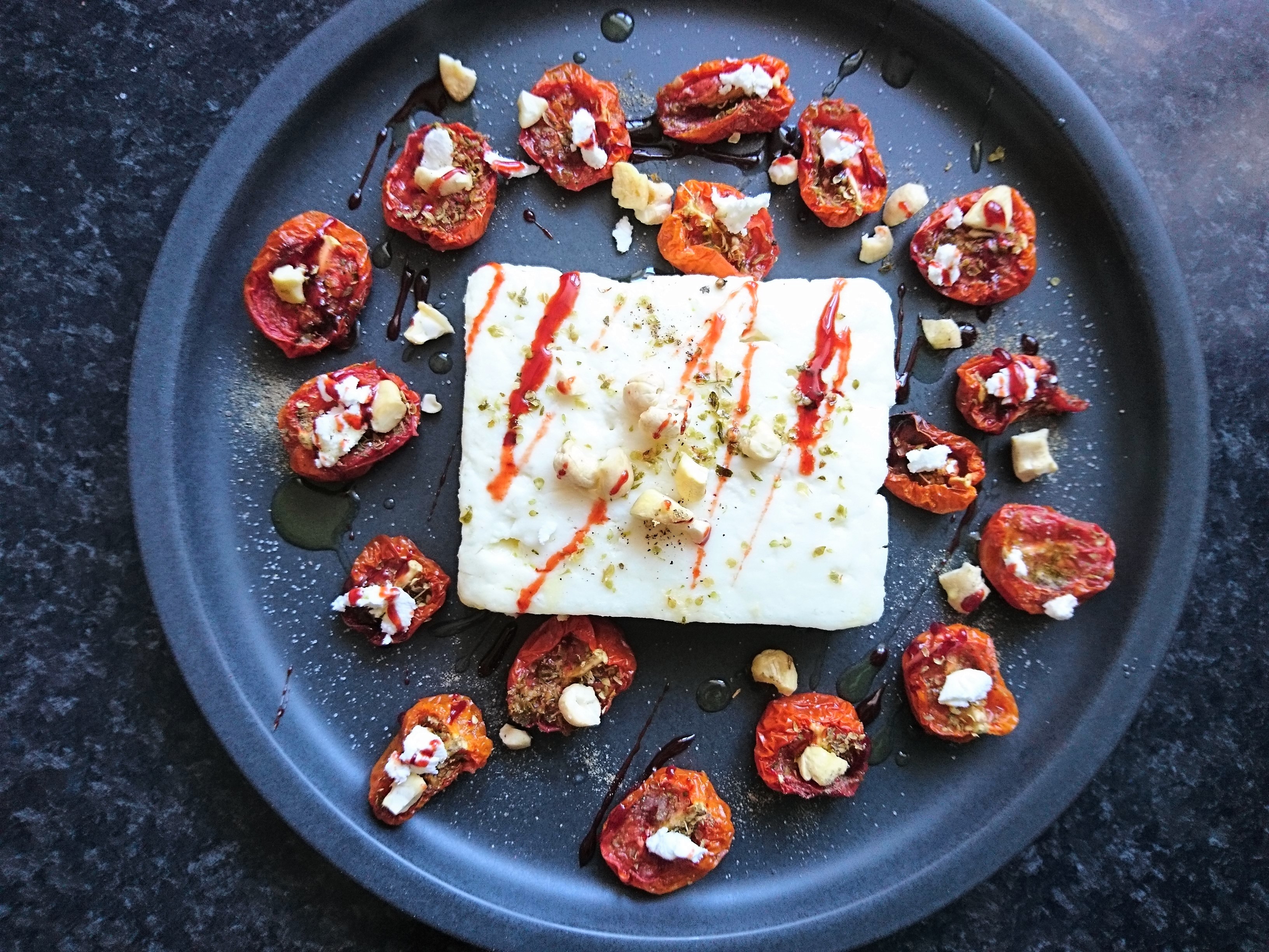 Powoli pieczone pomidorki z kozim serem, orzechami i syropem z daktyli