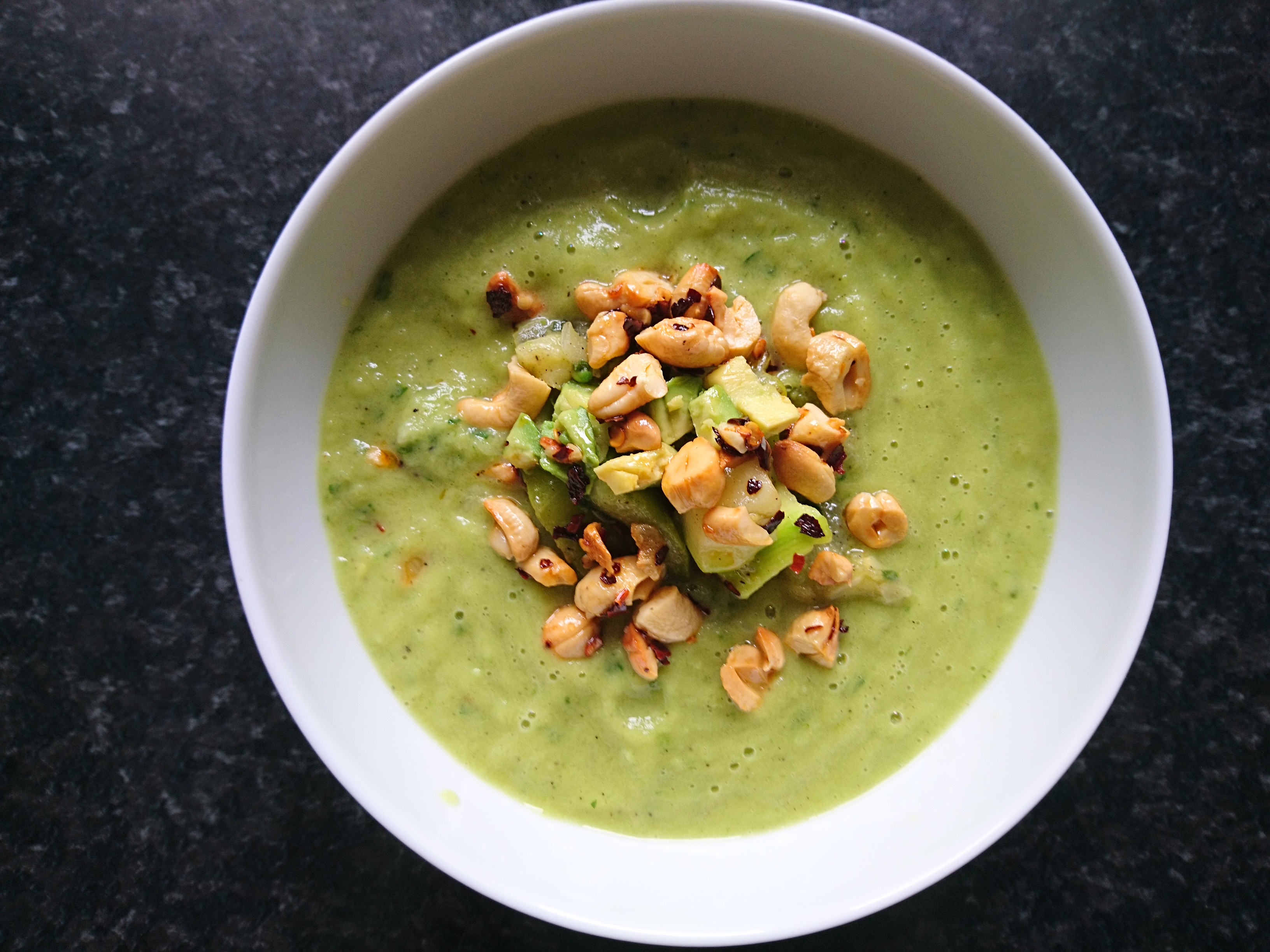 Krem z cukinii, awokado i dymki z orzechami brazylijskimi i olejem chili