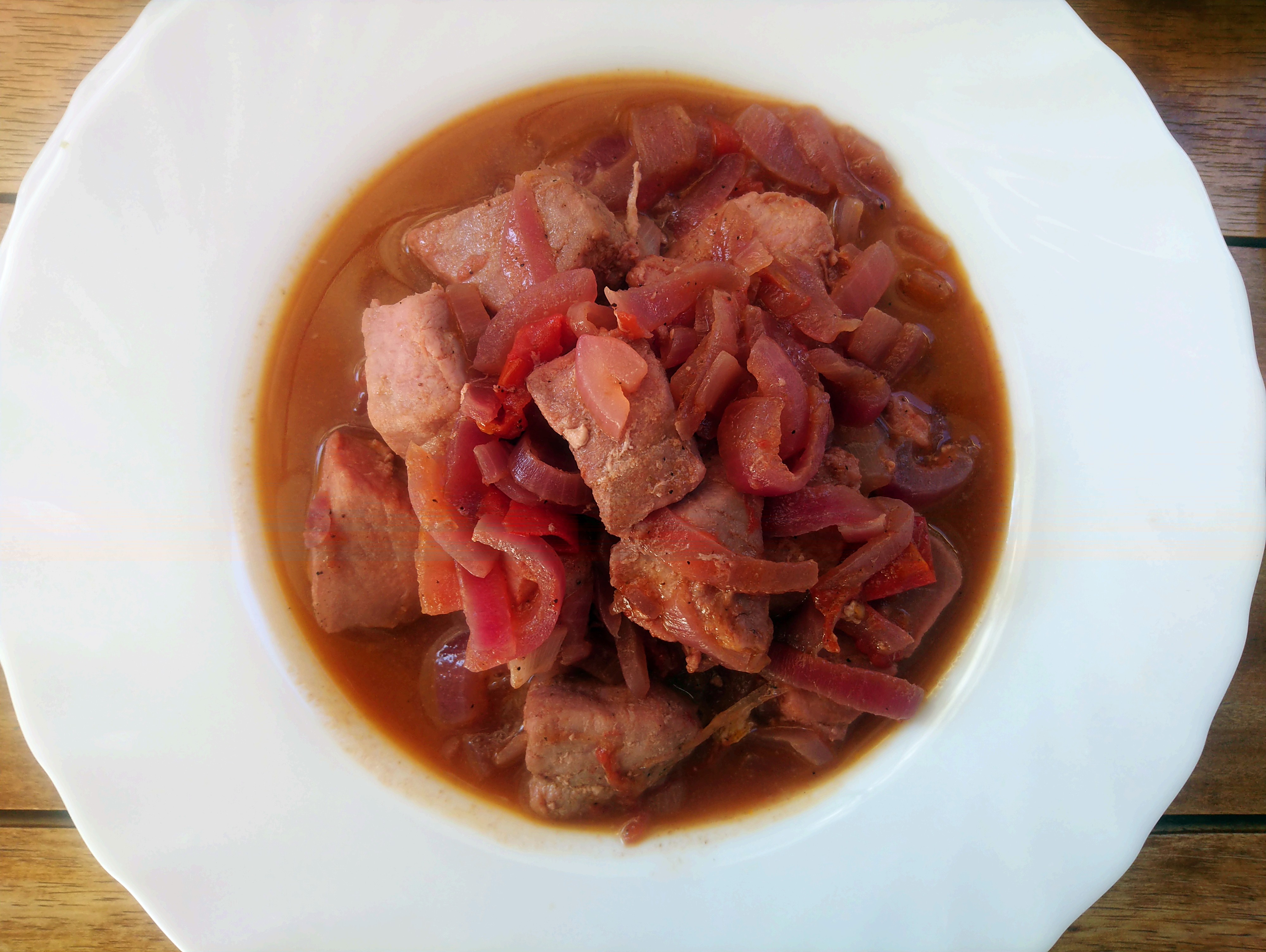 Tuńczyk w sosie z czerwonej cebuli ( cipolla rossa di Tropea ) i pomidorów | Gotowanie w Kalabrii