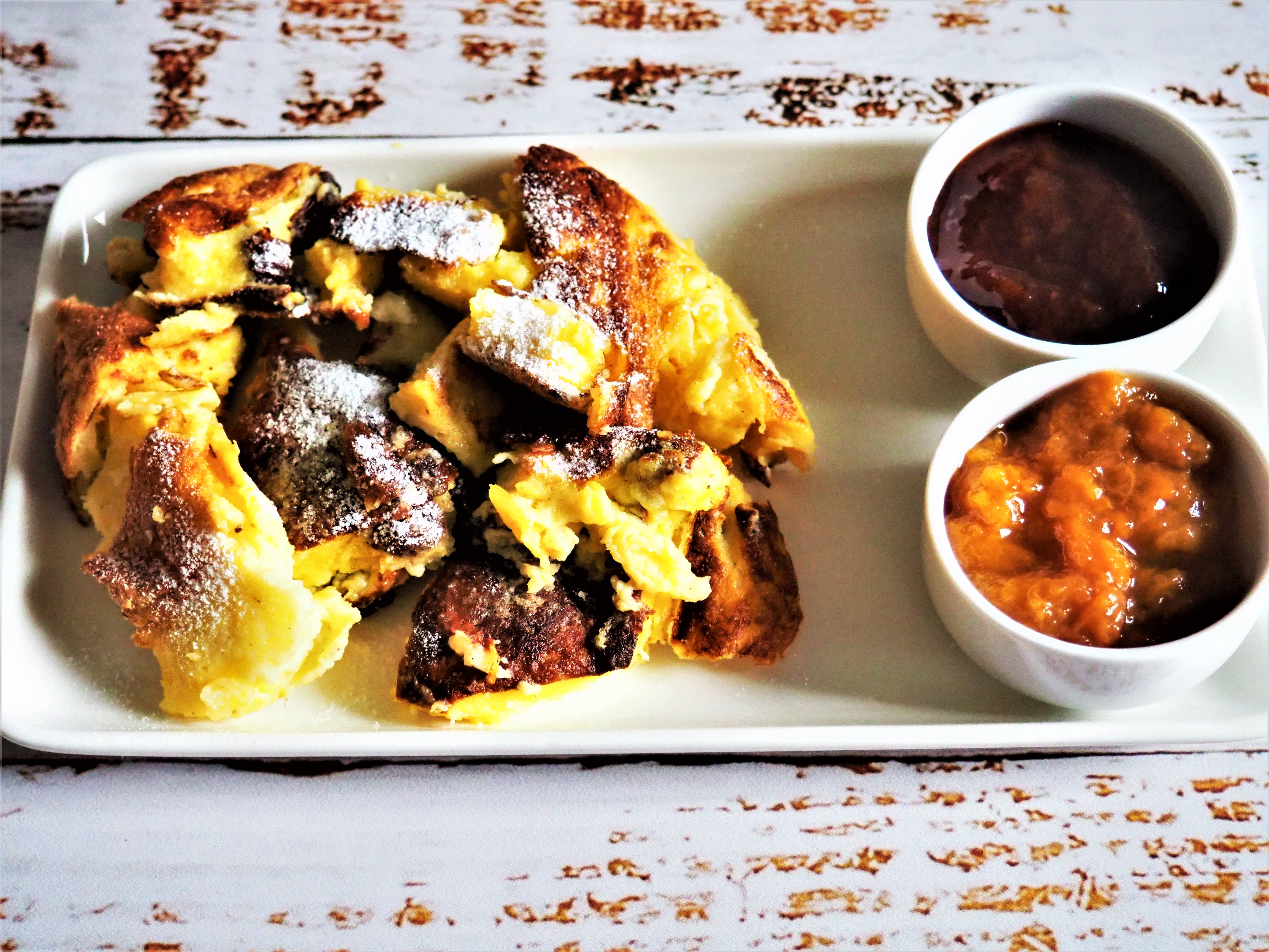 Kaiserschmarrn z powidłami śliwkowymi z whisky i konfiturą brzoskwiniową